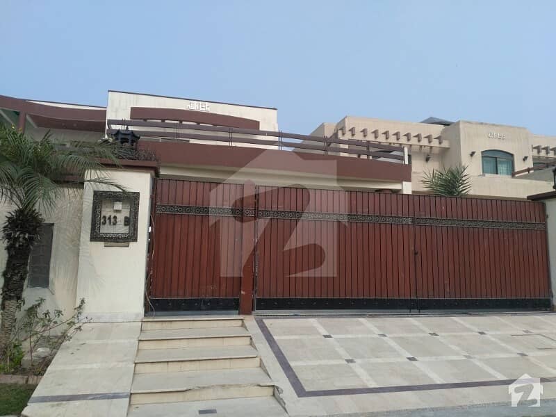 ریوینیو سوسائٹی لاہور میں 7 کمروں کا 1.7 کنال مکان 5.25 کروڑ میں برائے فروخت۔