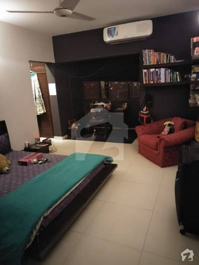 ڈی ایچ اے فیز 5 ڈی ایچ اے کراچی میں 3 کمروں کا 12 مرلہ فلیٹ 4 کروڑ میں برائے فروخت۔