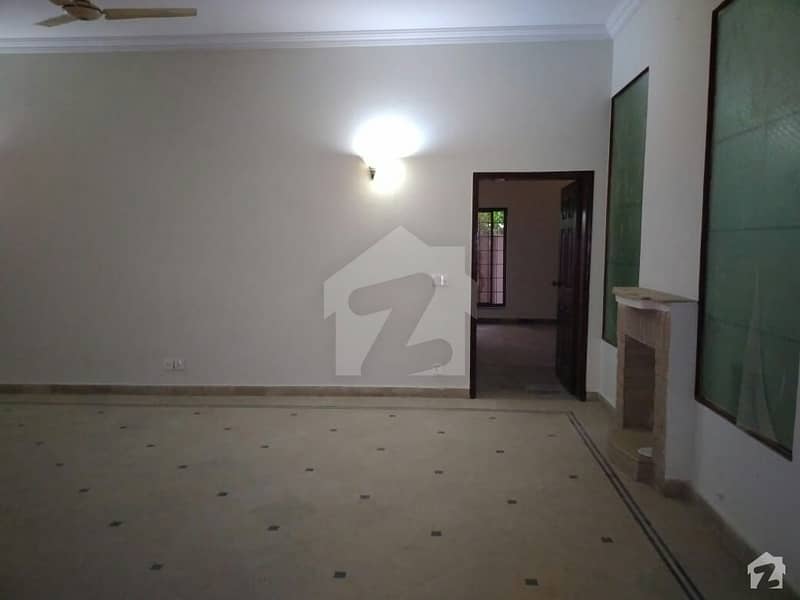 طارق گارڈنز لاہور میں 5 کمروں کا 10 مرلہ مکان 2.6 کروڑ میں برائے فروخت۔