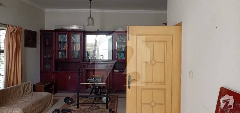 ماڈل ٹاؤن ۔ بلاک جی ماڈل ٹاؤن لاہور میں 4 کمروں کا 1 کنال مکان 4.5 کروڑ میں برائے فروخت۔