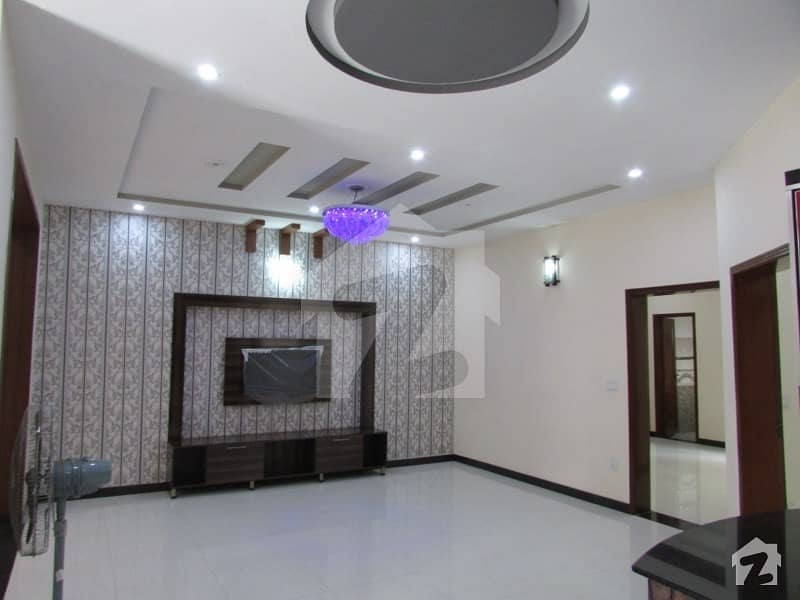 طارق گارڈنز لاہور میں 5 کمروں کا 10 مرلہ مکان 2.1 کروڑ میں برائے فروخت۔