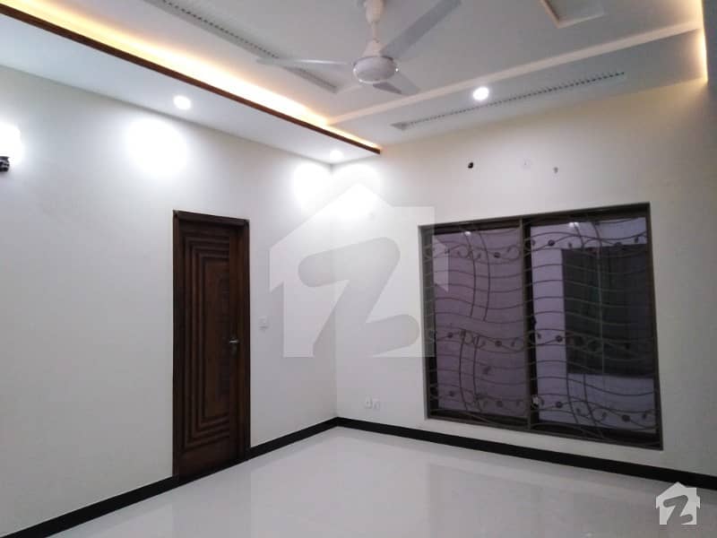 1 KANAL UPPER PORTION AVAILABLE IN SHAHEEN BLOCK BAHRIA TOWN LAHORE