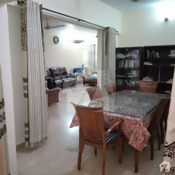 یونیورسٹی روڈ کراچی میں 4 کمروں کا 12 مرلہ فلیٹ 2.4 کروڑ میں برائے فروخت۔