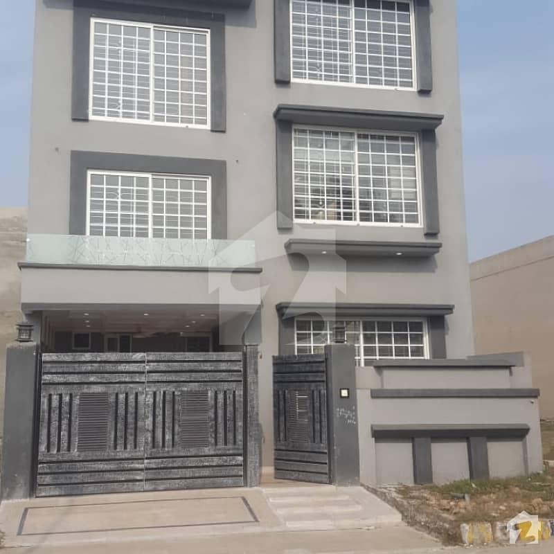 Wafi City FiRst Pati Left Side ki BaCk 5.5 Marla HoUSe 4 Sale