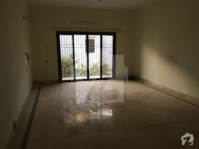 500 Yards Bungalow Well Maintained Ready To Move Condition For Rent DHA Phase 4 Near N Streets