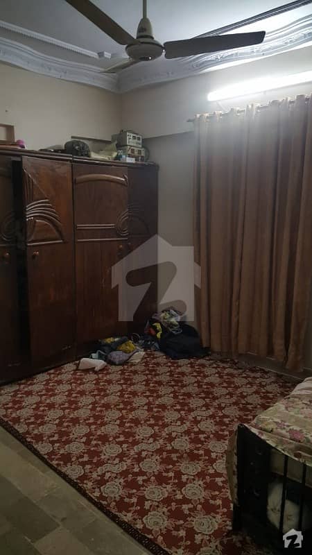 دہلی کالونی کراچی میں 4 کمروں کا 8 مرلہ فلیٹ 68 لاکھ میں برائے فروخت۔