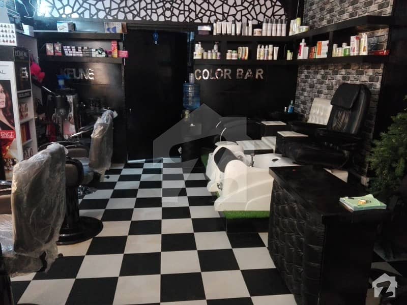 Running business of beauty saloon for sale