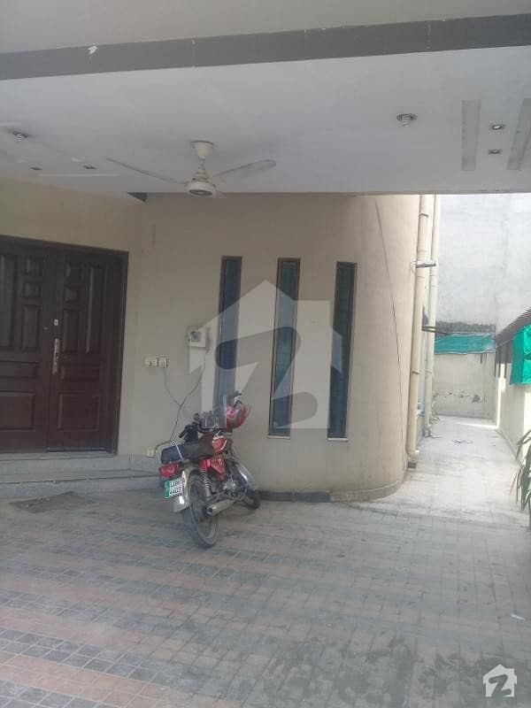 VERY Good   location excellent  HOT location availablie  lower portion for rant  near commercial  near main rood  NEAR PARK