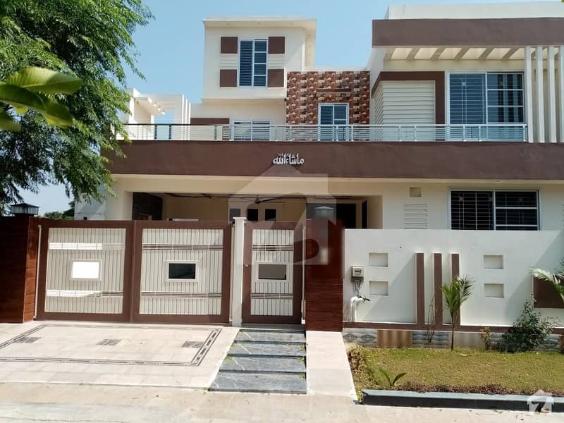 1 Kanal House Available  For Sale