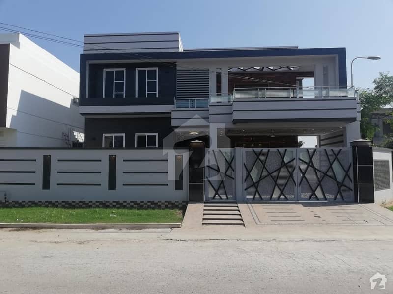 1 Kanal House Available  For Sale