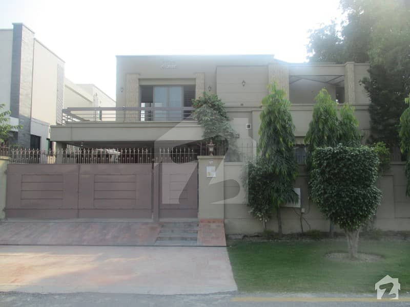 Antique Construction 1 Kanal 3 Beds Upper Portion Is Available For Rent