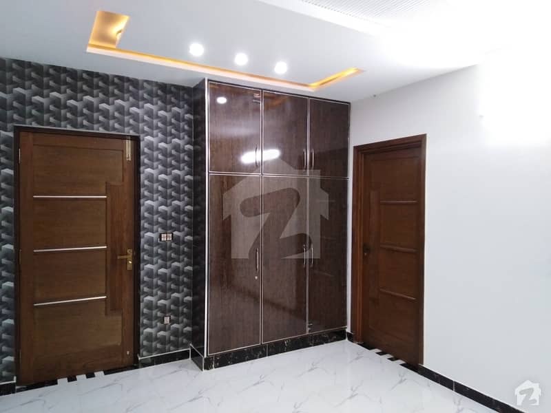 ریونیو سوسائٹی - بلاک اے ریوینیو سوسائٹی لاہور میں 5 کمروں کا 10 مرلہ مکان 2.75 کروڑ میں برائے فروخت۔
