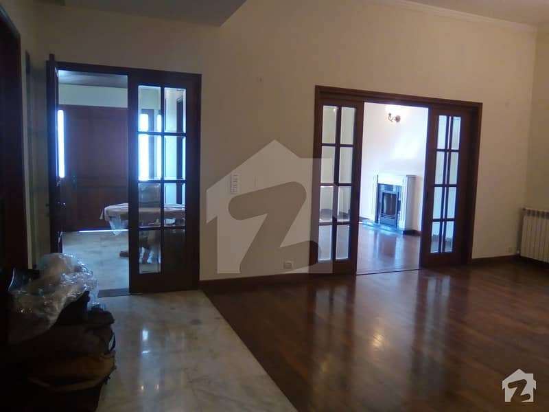 ONE KANAL BEAUTIFUL HOUSE AVAILABLE  FOR RENT NEAR JALAL SONS AND PARK