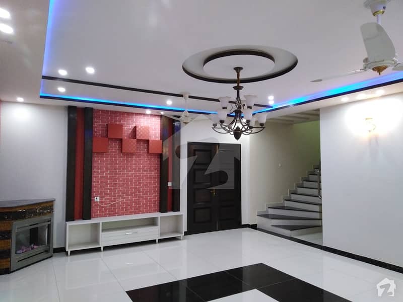 ریونیو سوسائٹی - بلاک اے ریوینیو سوسائٹی لاہور میں 6 کمروں کا 1 کنال مکان 3.1 کروڑ میں برائے فروخت۔