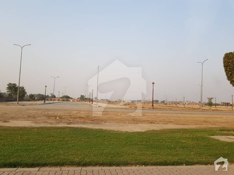 20 Marla Plot on Main Boulevard and next to Park in Lake City  Sector M2