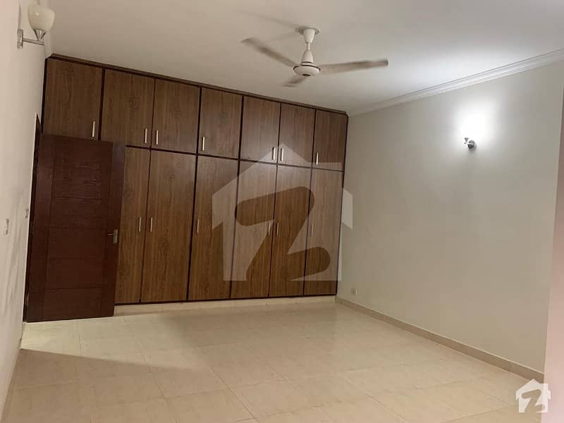ڈی ایچ اے فیز 8 - بلاک کیو ڈی ایچ اے فیز 8 ڈیفنس (ڈی ایچ اے) لاہور میں 4 کمروں کا 10 مرلہ مکان 60 ہزار میں کرایہ پر دستیاب ہے۔