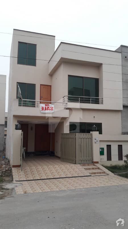 بحریہ ٹاؤن ۔ بلاک اے اے بحریہ ٹاؤن سیکٹرڈی بحریہ ٹاؤن لاہور میں 3 کمروں کا 5 مرلہ مکان 1.19 کروڑ میں برائے فروخت۔
