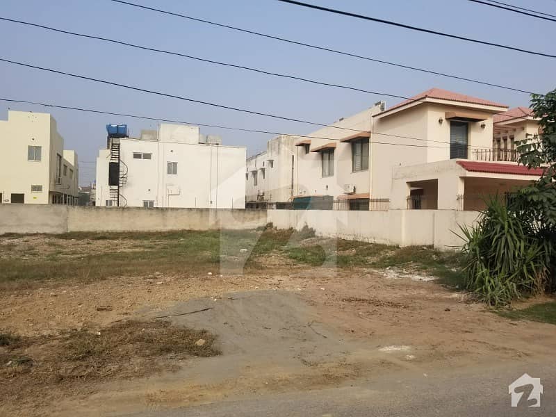 sial estate offer block H plot no 8 70ft road plot four sale hot location