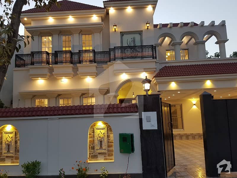بحریہ ٹاؤن ۔ بابر بلاک بحریہ ٹاؤن سیکٹر A بحریہ ٹاؤن لاہور میں 5 کمروں کا 1 کنال مکان 4 کروڑ میں برائے فروخت۔