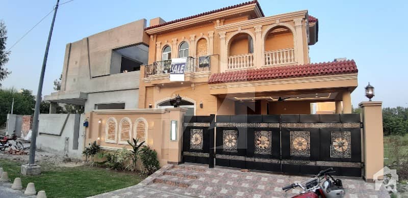 ڈی ایچ اے فیز 8 ڈیفنس (ڈی ایچ اے) لاہور میں 4 کمروں کا 10 مرلہ مکان 2.65 کروڑ میں برائے فروخت۔