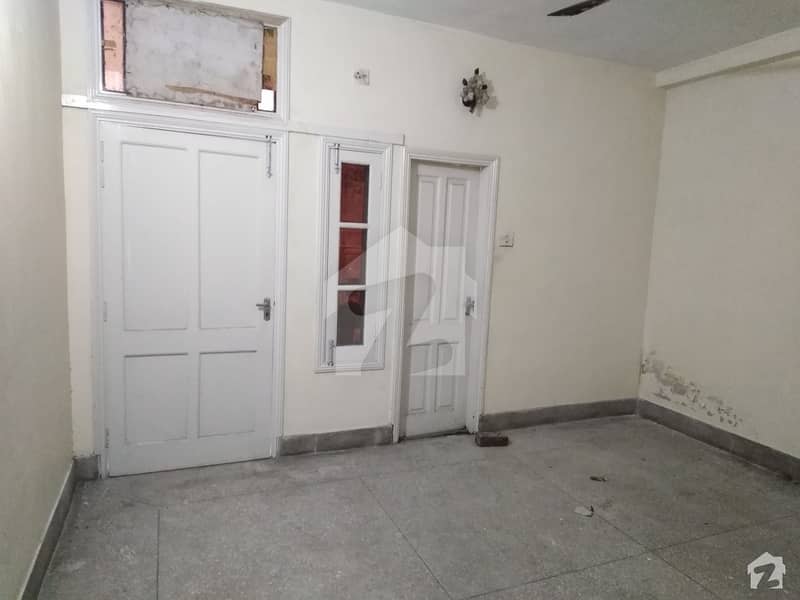 کینٹ پشاور میں 3 کمروں کا 5 مرلہ فلیٹ 24 ہزار میں کرایہ پر دستیاب ہے۔