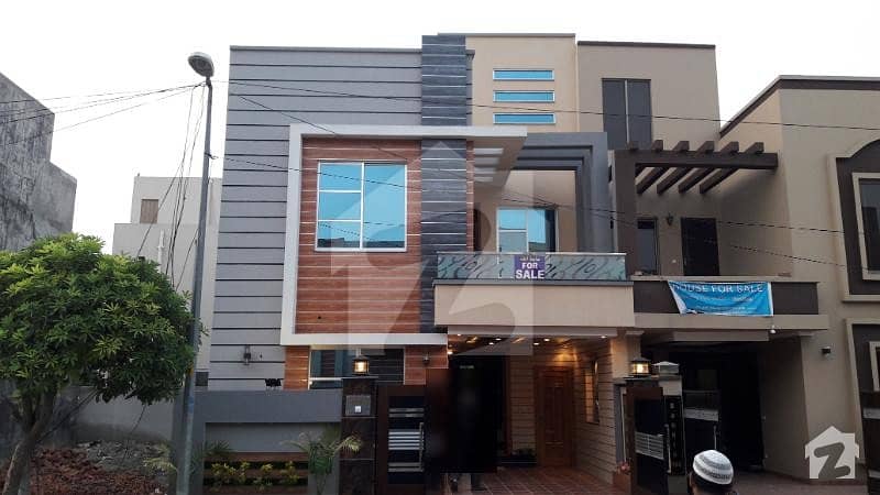Luxurious 5 Marla House For Sale In Bahria Town Lahore