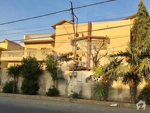 300 Sq Yards Old House Maintained Bungalow For Rent At Dha Phase 4 Main Commercial Avenue