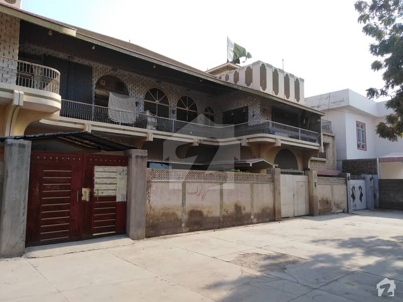 Bhatti Chowk 1000 Sq. Yard With Main Road Green Belt Old Construction House Covered Area 20 Feet Very Good Location