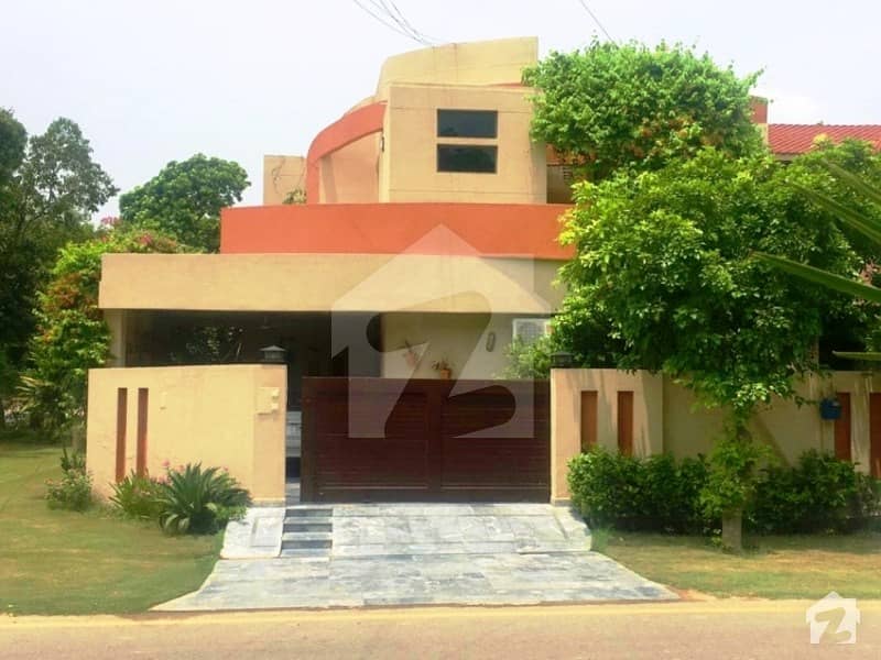 Syed Brothers Offers 10 Marla Corner Beautiful Bungalow For Sale