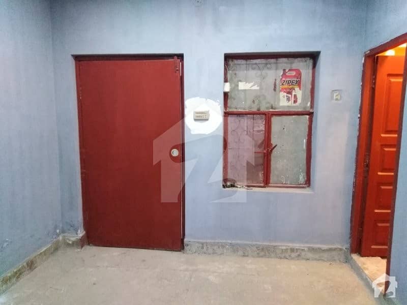 طارق روڈ ملتان میں 6 کمروں کا 9 مرلہ مکان 70 ہزار میں کرایہ پر دستیاب ہے۔