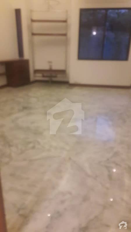 کلفٹن کراچی میں 5 کمروں کا 2 کنال مکان 25 کروڑ میں برائے فروخت۔