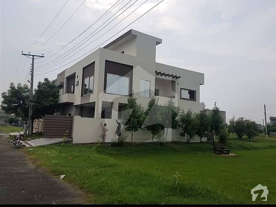 Brand New 9 Marla Lower Portion Corner With Facing Park For Rent In Nespak Phase-3  Lahore