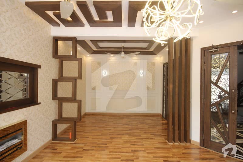 ڈی ایچ اے فیز 8 ڈیفنس (ڈی ایچ اے) لاہور میں 4 کمروں کا 10 مرلہ مکان 2.39 کروڑ میں برائے فروخت۔