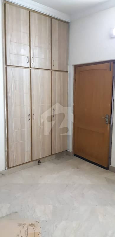Neat And Clean Room Available For Rent - Near to Emporium Mall For Bachelor Jobian