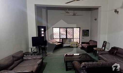 مین بلیوارڈ گلبرگ گلبرگ لاہور میں 7 کمروں کا 1.75 کنال مکان 16 کروڑ میں برائے فروخت۔