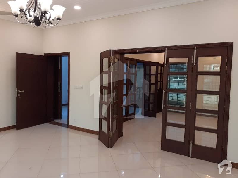 Brand New Triple Storey Full House Is Available For Rent