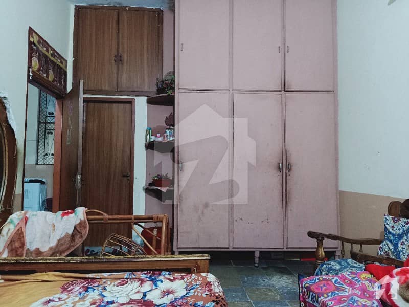 موہنی روڈ لاہور میں 5 کمروں کا 4 مرلہ مکان 1.5 کروڑ میں برائے فروخت۔