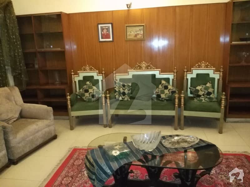 سرور روڈ کینٹ لاہور میں 6 کمروں کا 1.75 کنال مکان 1.85 لاکھ میں کرایہ پر دستیاب ہے۔