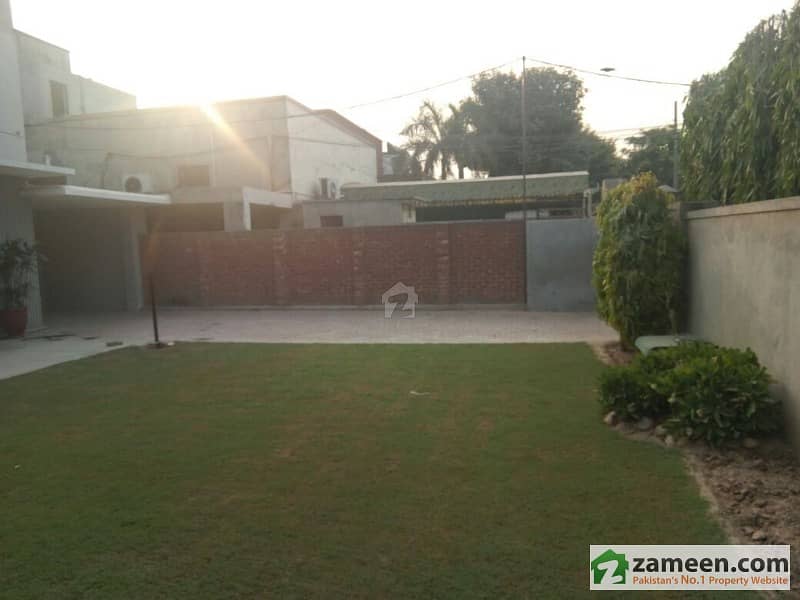 گلبرگ 4 گلبرگ لاہور میں 5 کمروں کا 6 کنال مکان 35 کروڑ میں برائے فروخت۔