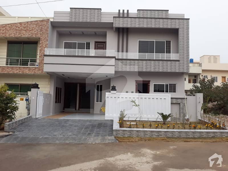 35x70  Beautifully made house with elegant design on ideal location