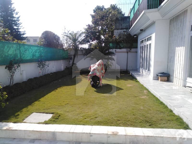 F-8 Marble Flooring 04 Bedroom Compact House At Very Prime Location With  Beautiful Garden