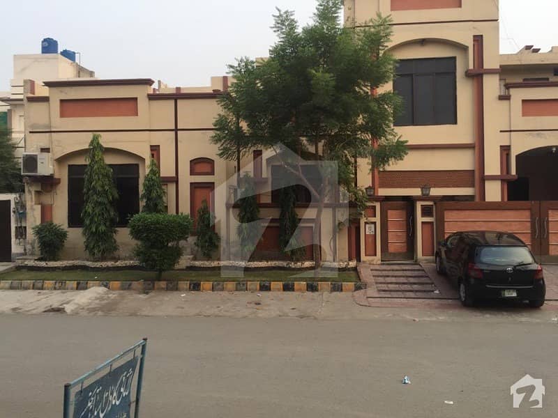 لاثانی ٹاؤن فیصل آباد میں 5 کمروں کا 10 مرلہ مکان 2.4 کروڑ میں برائے فروخت۔