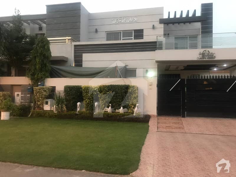 10 Marla Slightly Used And Ideal Location Of Dha House Available For Sale
