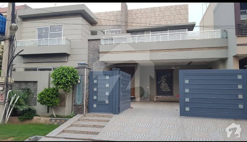 پی آئی اے ہاؤسنگ سکیم لاہور میں 5 کمروں کا 1 کنال مکان 3.9 کروڑ میں برائے فروخت۔