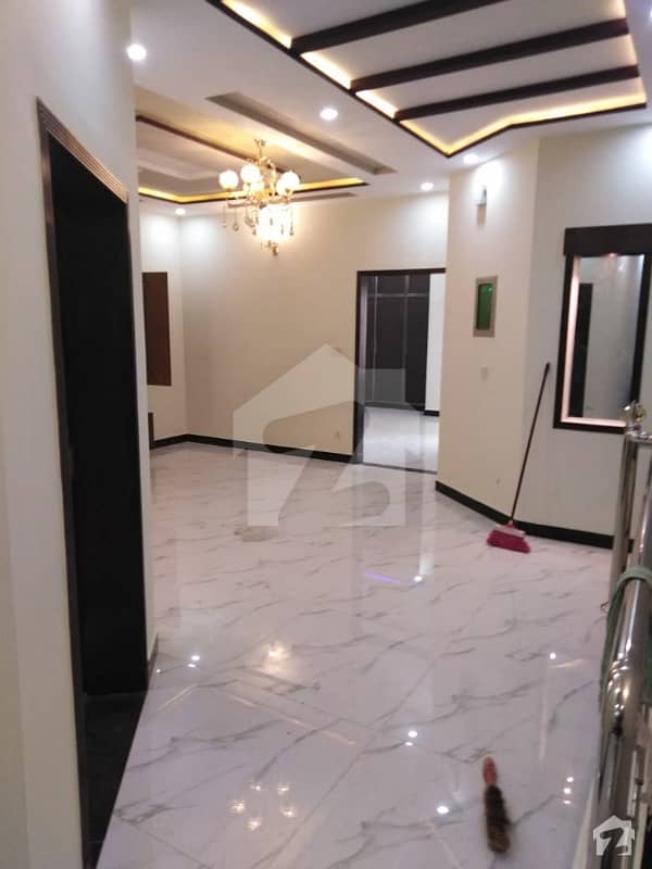 جوہر ٹاؤن لاہور میں 4 کمروں کا 5 مرلہ مکان 1.65 کروڑ میں برائے فروخت۔