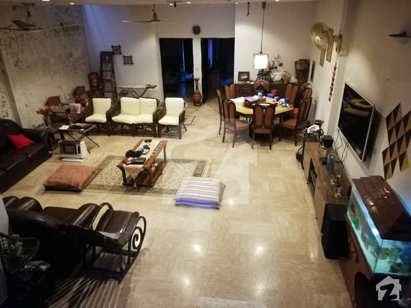 جوہر ٹاؤن لاہور میں 3 کمروں کا 8 مرلہ عمارت 3.5 کروڑ میں برائے فروخت۔
