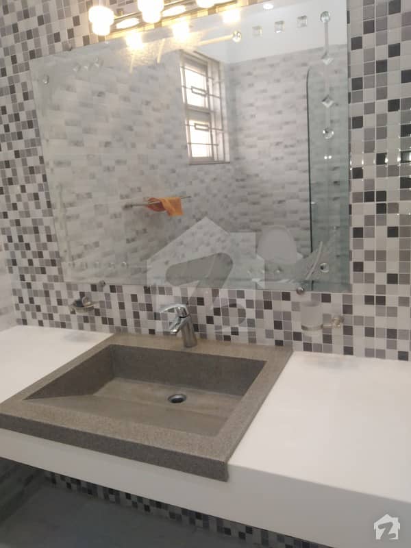 Corner House 1 Kanal Upper Portion With Separate Gate 2 Bed Rooms With