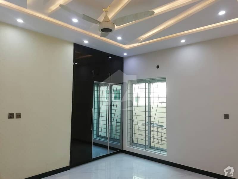 لیک سٹی ۔ سیکٹر ایم ۔ 1 لیک سٹی رائیونڈ روڈ لاہور میں 5 کمروں کا 10 مرلہ مکان 2.65 کروڑ میں برائے فروخت۔