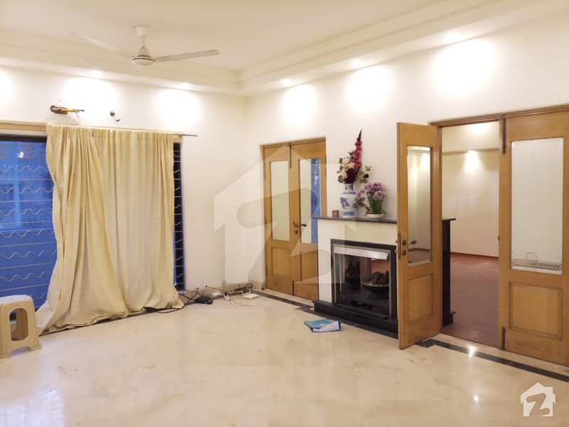 ڈی ایچ اے فیز 5 - بلاک ایچ فیز 5 ڈیفنس (ڈی ایچ اے) لاہور میں 4 کمروں کا 1 کنال مکان 1.5 لاکھ میں کرایہ پر دستیاب ہے۔