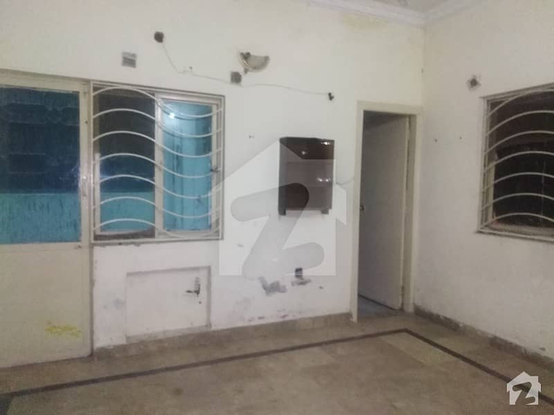 ہائی کورٹ روڈ راولپنڈی میں 2 کمروں کا 6 مرلہ زیریں پورشن 18 ہزار میں کرایہ پر دستیاب ہے۔